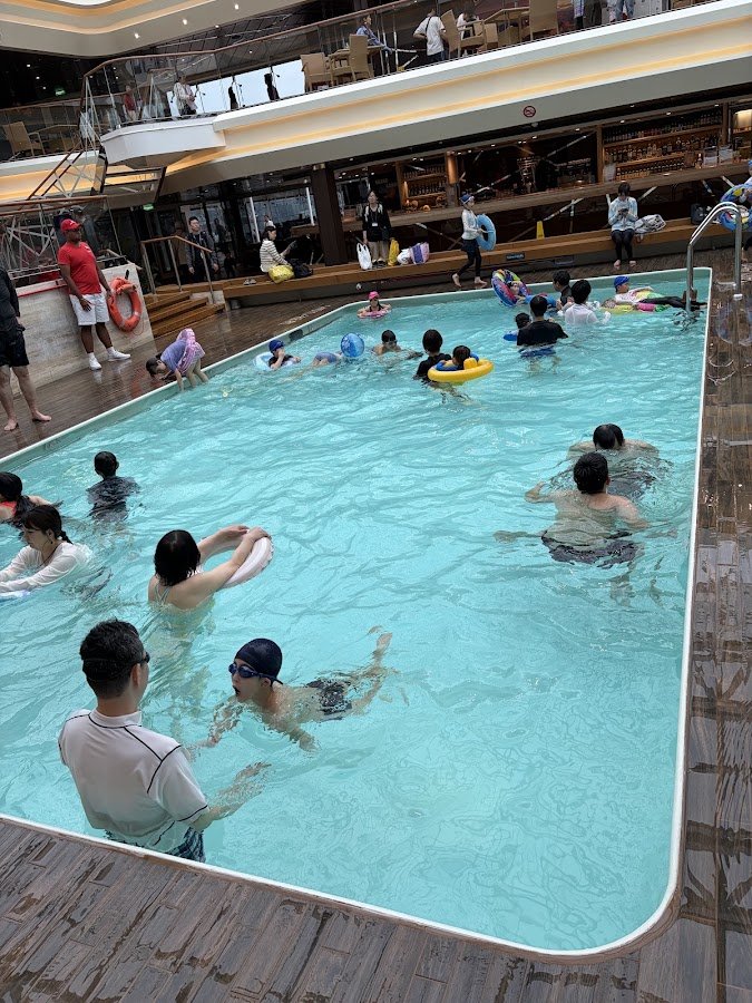 MSCベリッシマの屋内プールで遊ぶたくさんの子どもたち